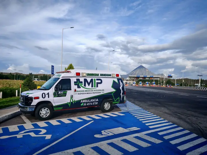 Unidad 01 de MIP Ambulancias en una caseta de autopista durante un traslado foráneo desde Puebla