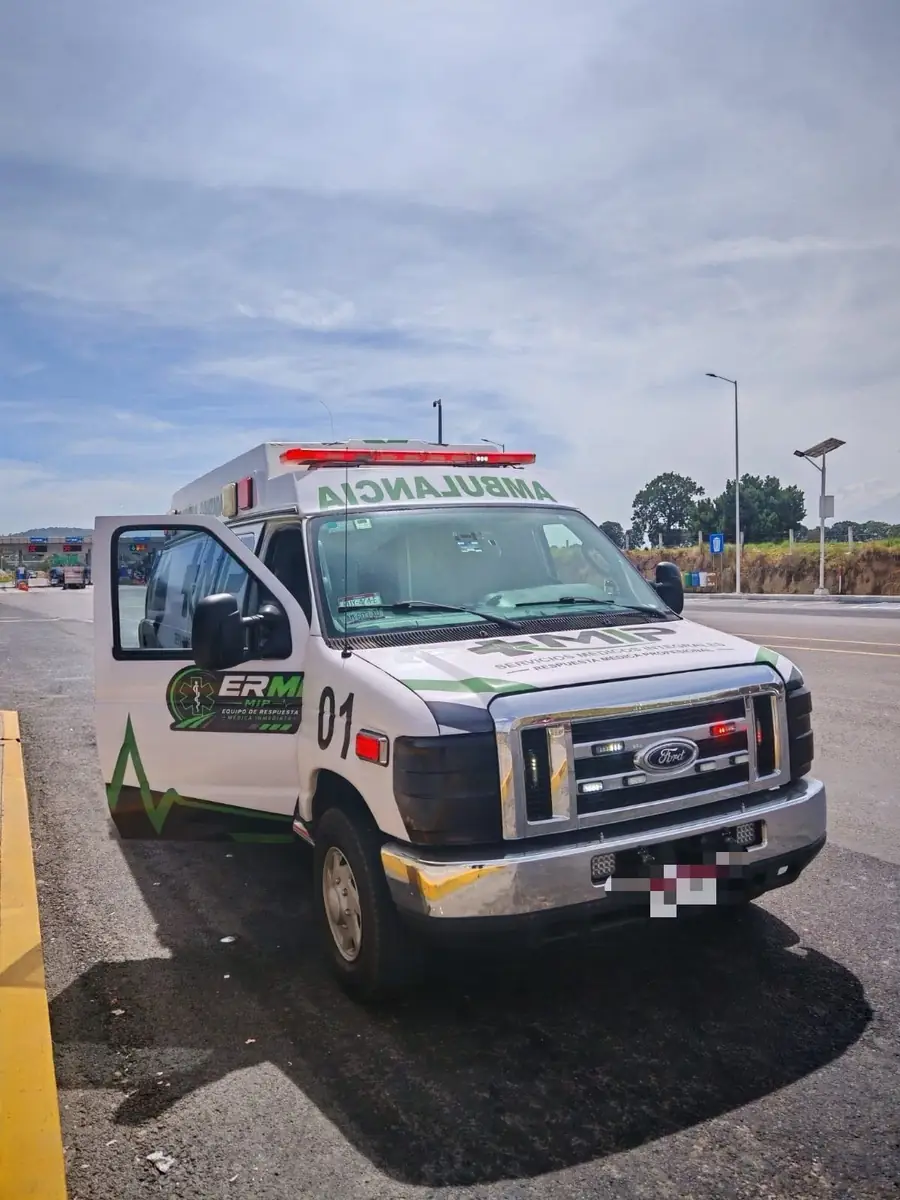 Unidad 01 de urgencias avanzadas de MIP Ambulancias estacionada a pie de carretera