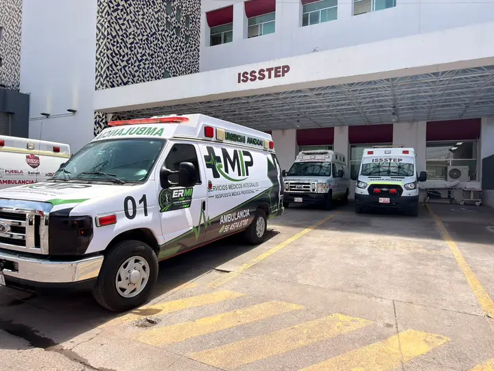 Unidad 01 de MIP Ambulancias en el acceso de un hospital de Puebla para un traslado