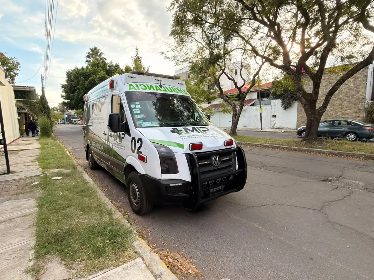 Unidad 02 de urgencias básicas de MIP Ambulancias estacionada en una calle de Puebla
