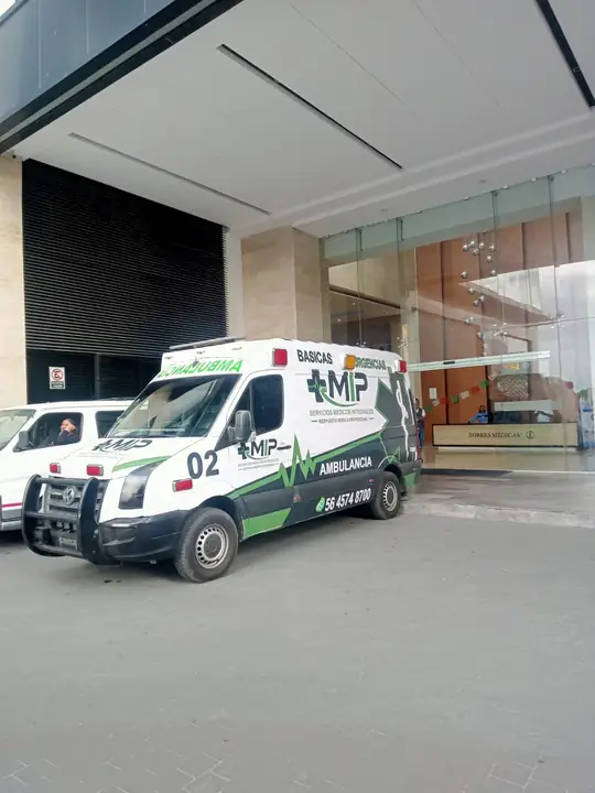 Unidad 02 de MIP Ambulancias frente a la entrada de un hospital en Puebla