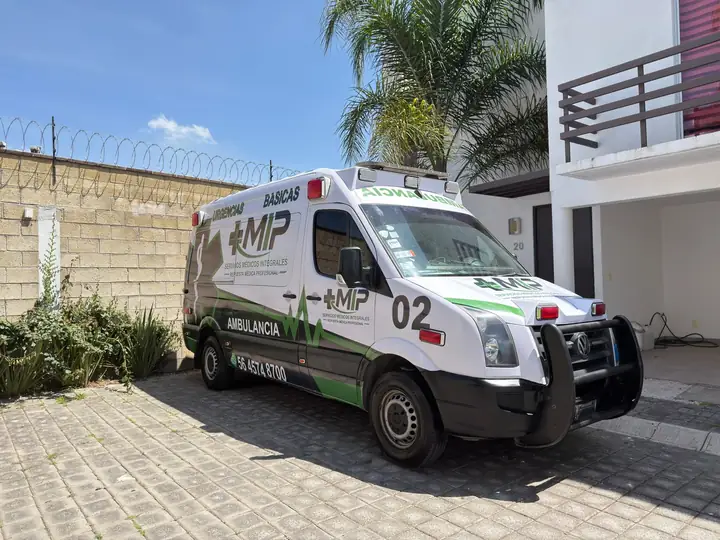 Unidad 02 de MIP Ambulancias en un domicilio de Puebla durante un alta hospitalaria
